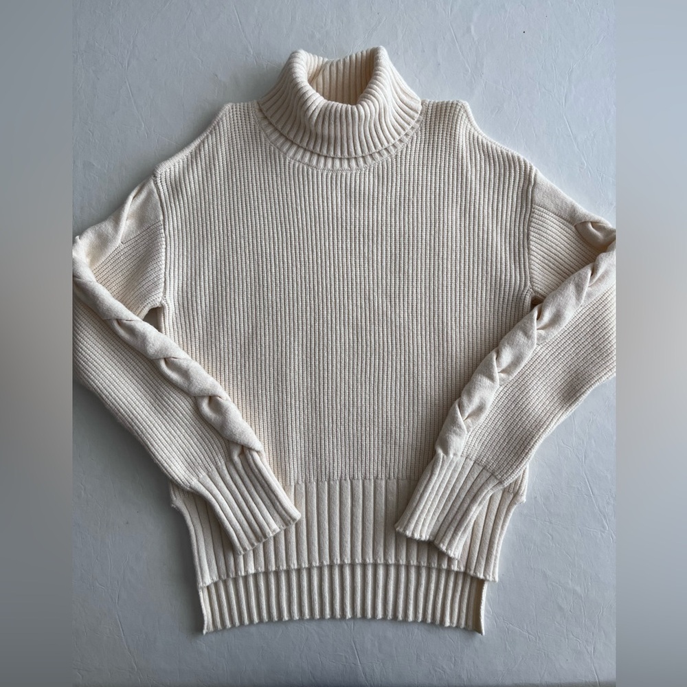 Off white cold shoulder turtle neck sweater
Size Medium